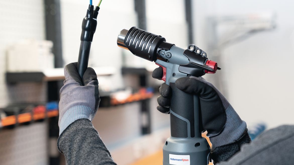 Cordless Heat Gun CHG900 e learning: Bundled cable ties with installer in the background