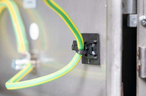 Rotatable cable tie mount Swivel Mount